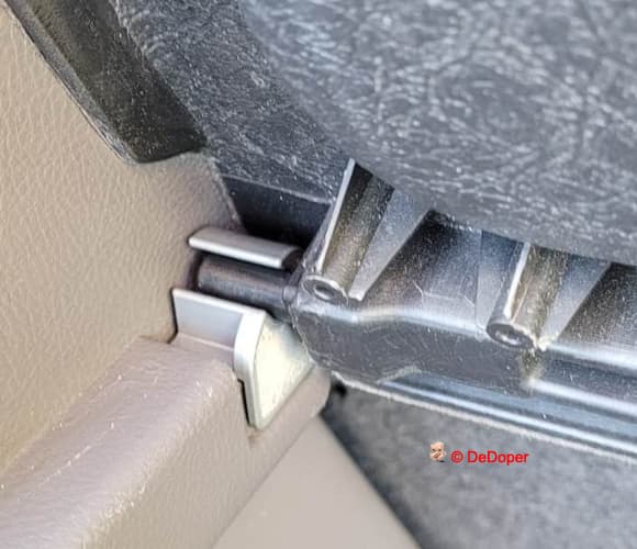 Parcel-Shelf Side-Panel Clamp