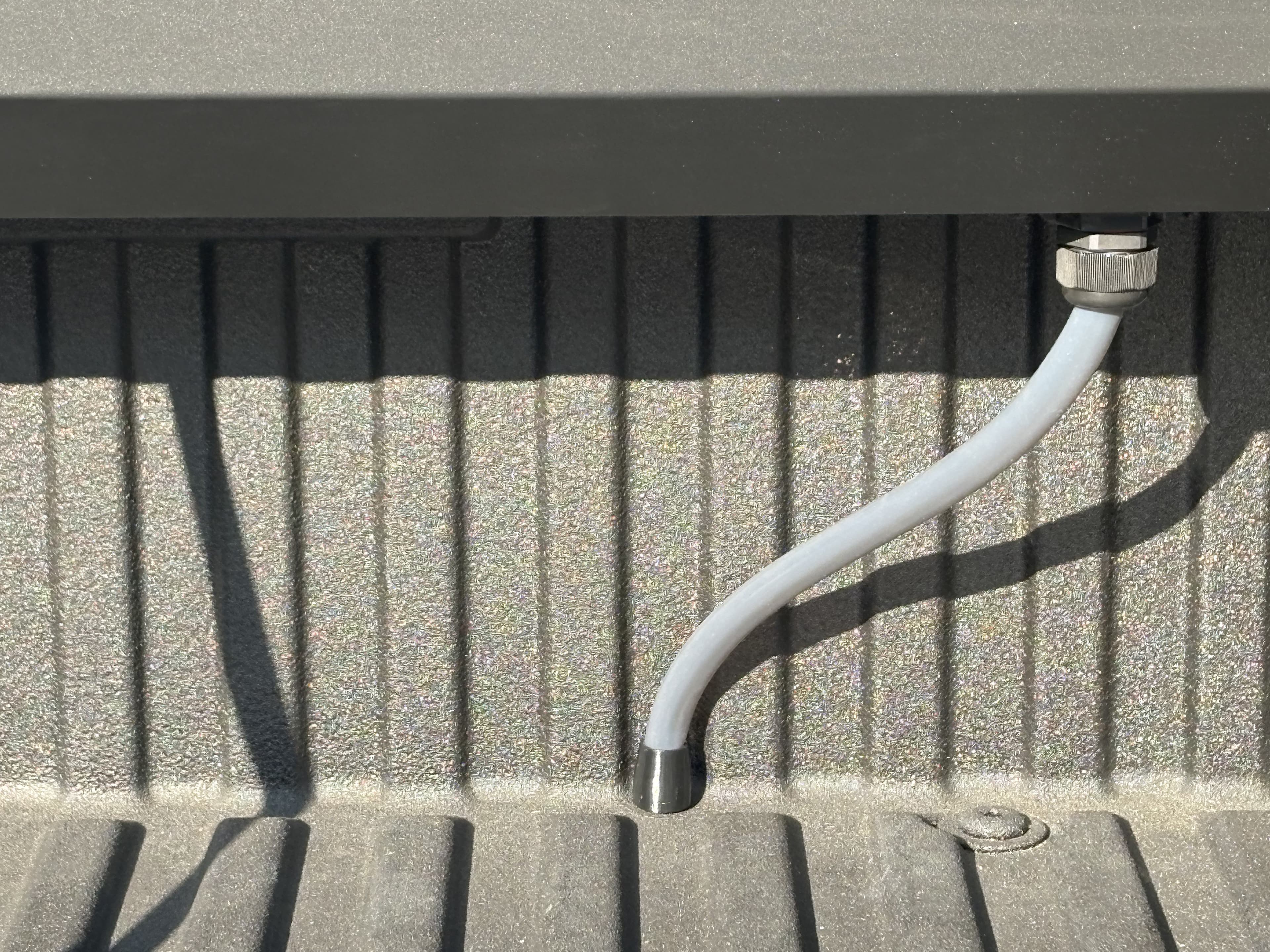 Tonneau-Cover Drain-Hose Connector