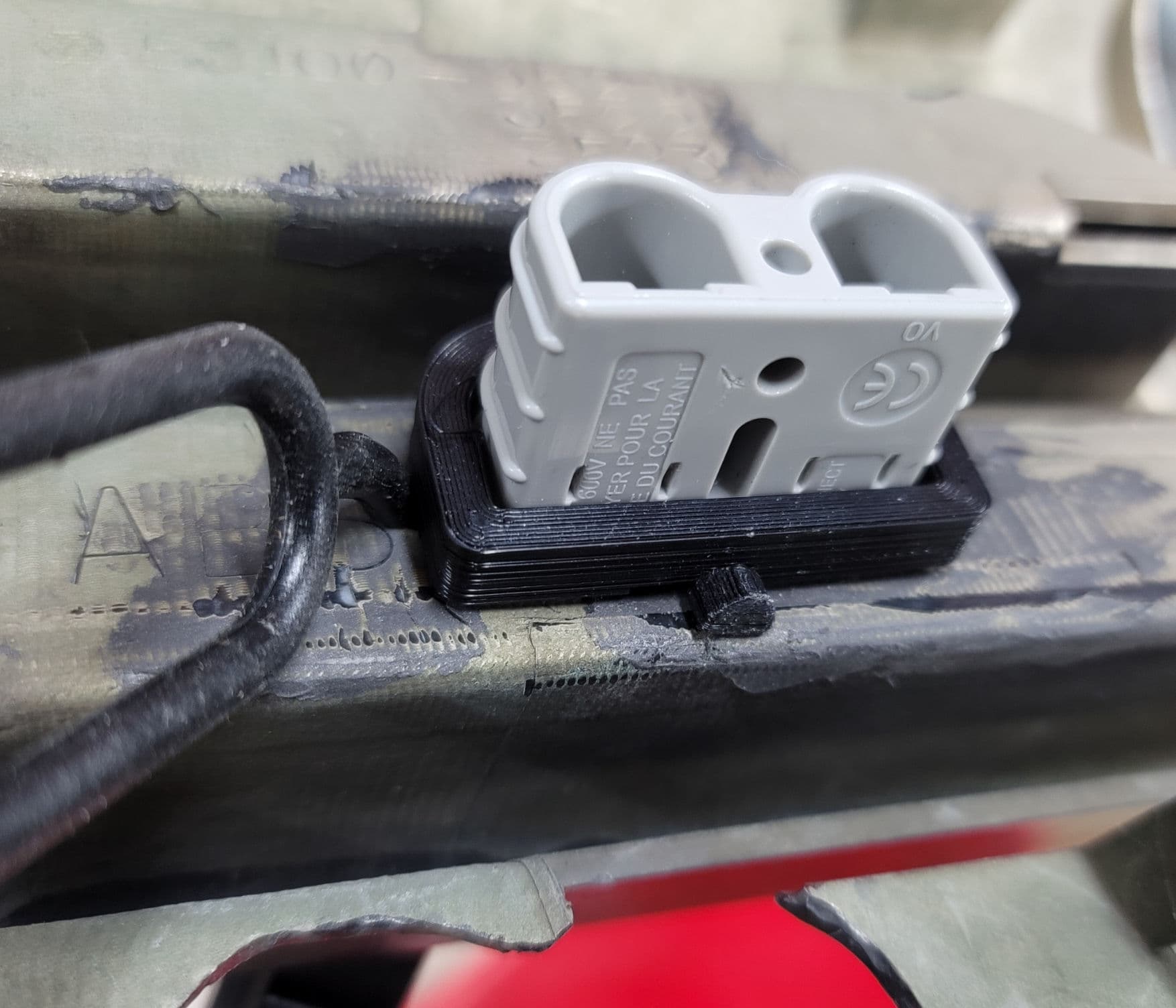 50-Amp Grille Quick-Disconnect Mount — image 1 of 2